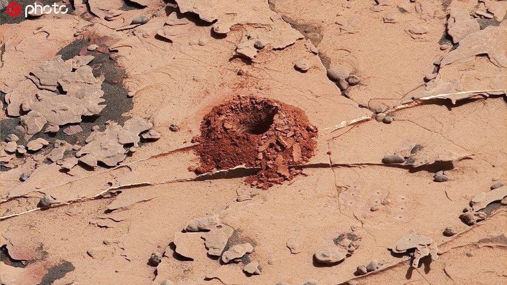 “好奇”號火星車在火星上鑽探出一個2英寸深的洞