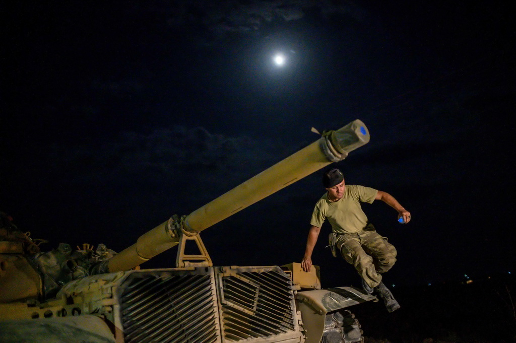 10月8日，在土耳其阿克恰卡萊附近，土耳其軍隊准備向土敘邊境進發。新華社/法新