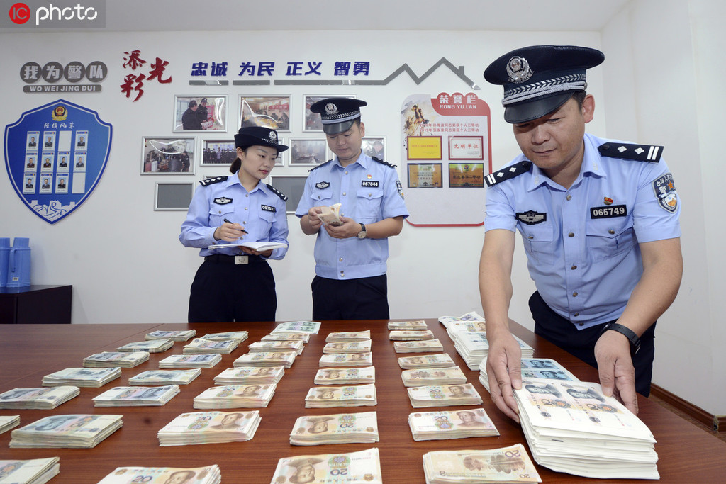 10月11日，舟山市公安局普陀区分局民警正在整理清点登记假币数量。