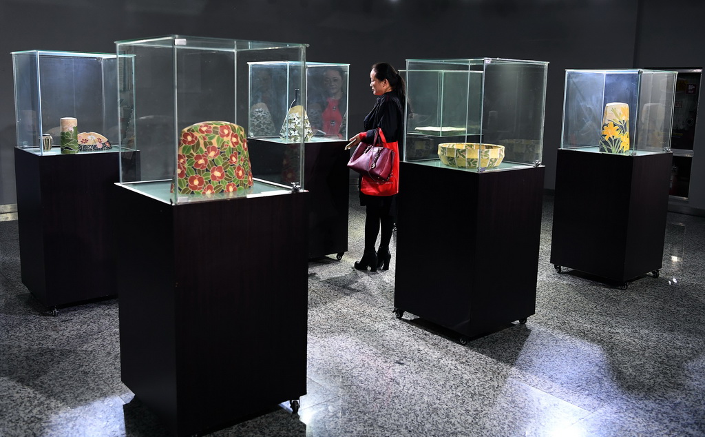 參觀者在江西景德鎮美術館參觀“笠間燒”日本陶藝家的作品展（2018年10月19日攝）。新華社記者 萬象 攝