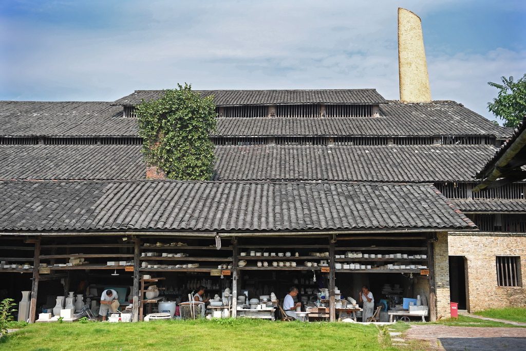 在江西景德鎮御窯廠遺址附近的一處老窯廠內，工匠們在制作瓷器（2018年9月20日攝）。新華社記者 萬象 攝