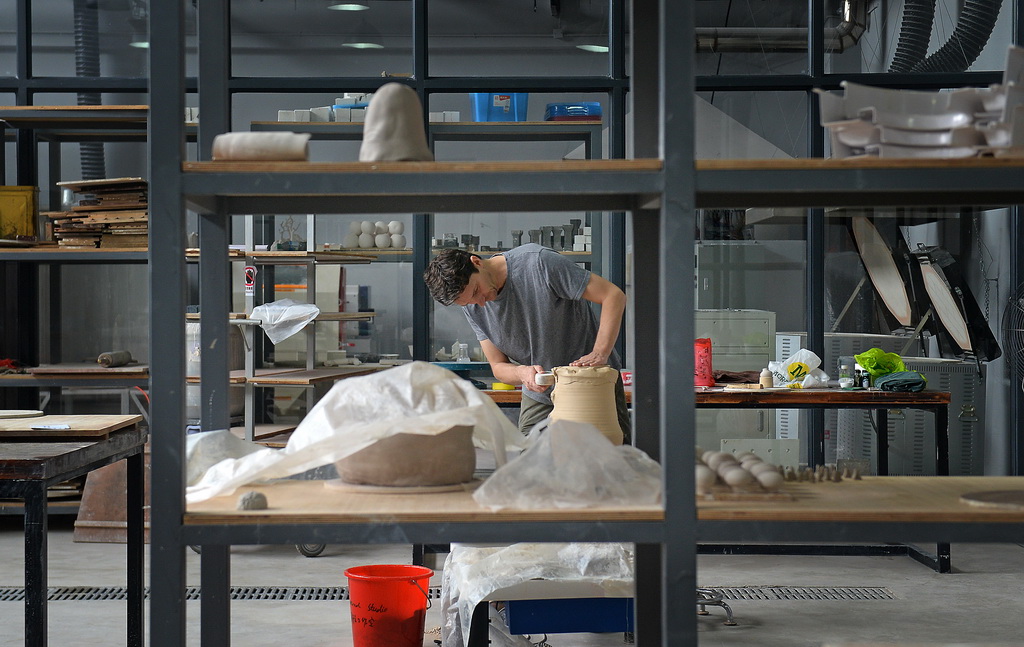 在江西景德鎮陶溪川國際工作室，一名來自美國的藝術家在制作陶瓷藝術品（2016年10月20日攝）。新華社記者 萬象 攝