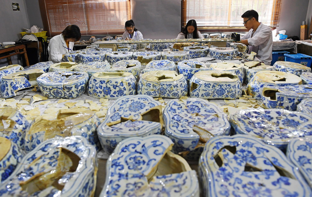 在江西景德鎮御窯廠遺址，工作人員在修復明代瓷枕（2018年9月20日攝）。新華社記者 萬象 攝