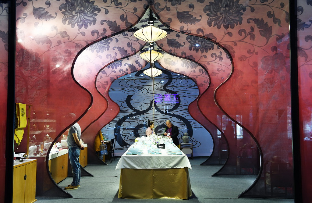 參觀者在參觀中國景德鎮國際陶瓷博覽會的展台（2018年10月18日攝）。新華社記者 萬象 攝