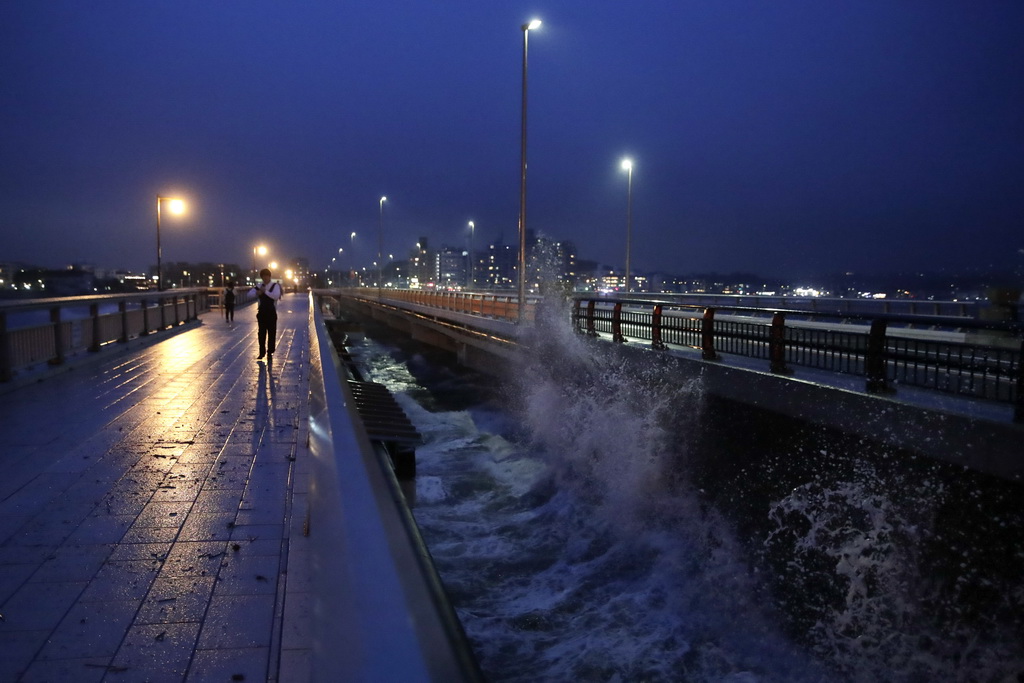 10月11日，在日本神奈川县藤泽，海浪拍打通往江之岛的大桥。新华社/美联