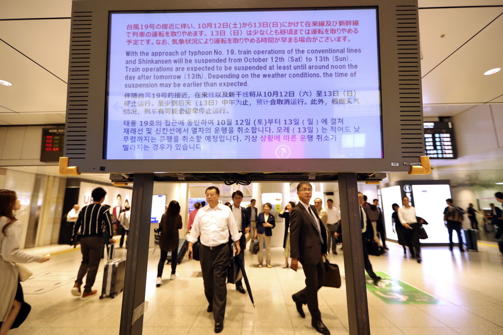 10月11日，日本东京火车站的电子屏幕播放部分线路将因台风停运的通知。新华社/美联