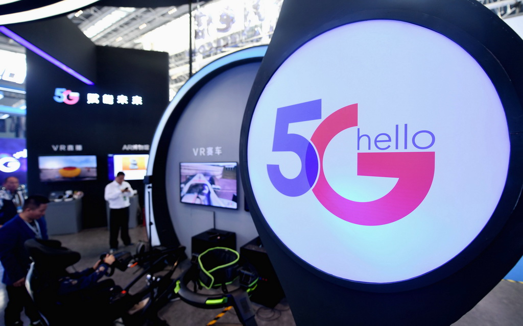 10月11日，觀眾在數博會上體驗5G+VR賽車。