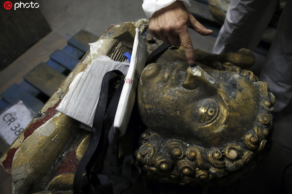 专家抢修巴黎圣母院 争分夺秒研究雕像残骸和彩色玻璃