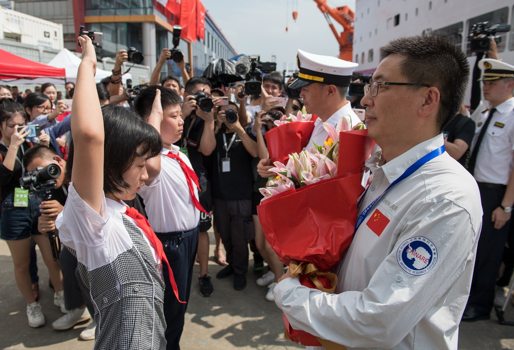 10月13日，學生在碼頭迎接抵達深圳蛇口太子灣郵輪母港的極地科學考察破冰船“雪龍2”號。