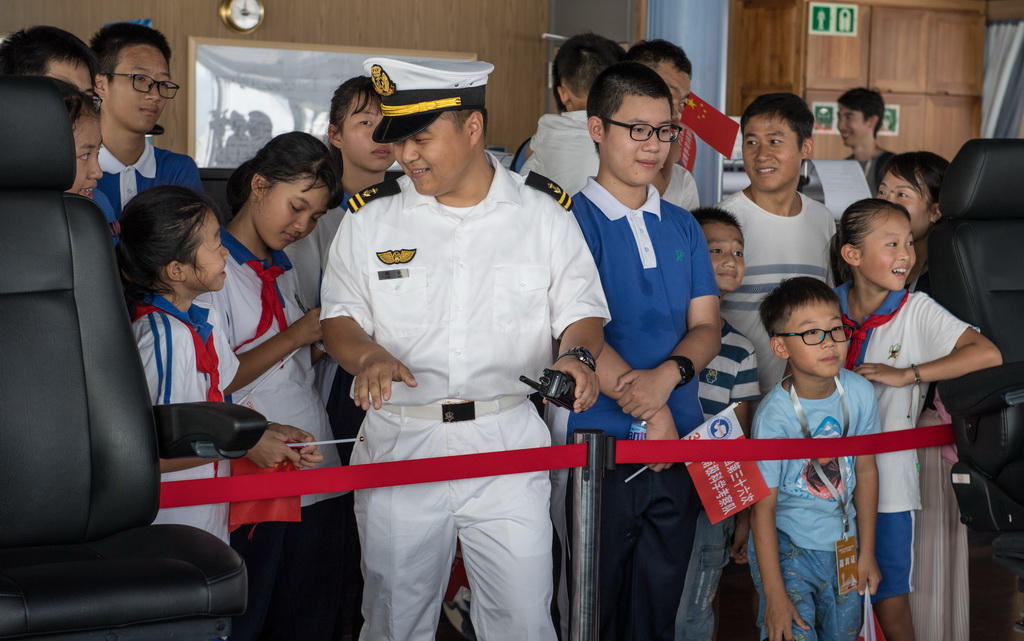 10月13日，船員向參觀者介紹極地科學考察破冰船“雪龍2”號的駕駛艙。