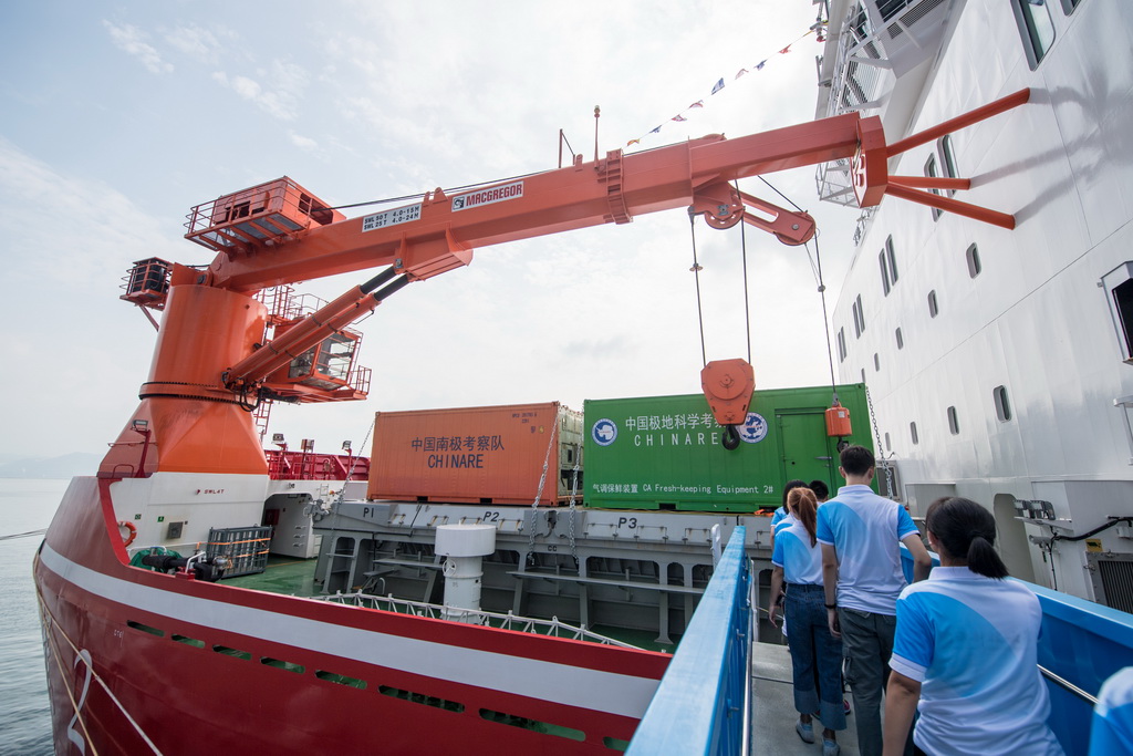 10月13日，來自南方科技大學的學生志願者登上極地科學考察破冰船“雪龍2”號。