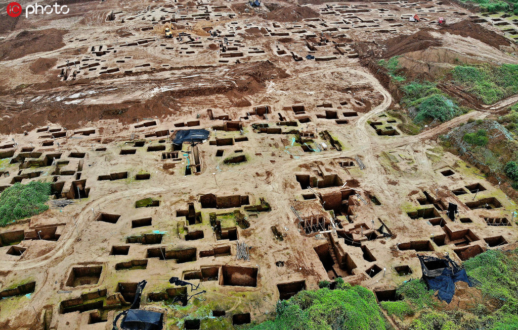 西安一工地挖出古墓群 數百個墓坑被清出