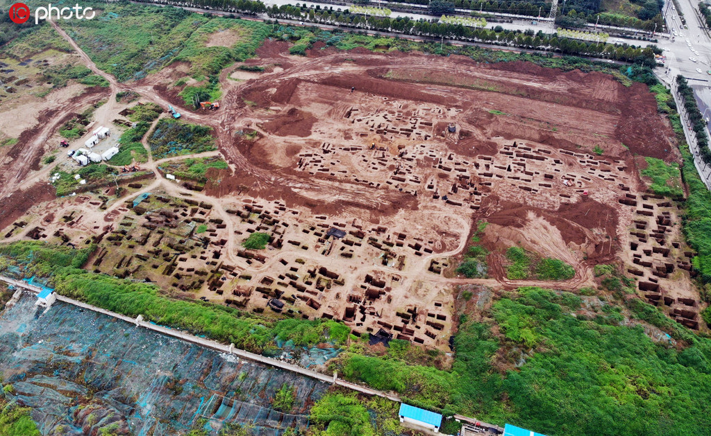西安一工地挖出古墓群 数百个墓坑被清出【3】