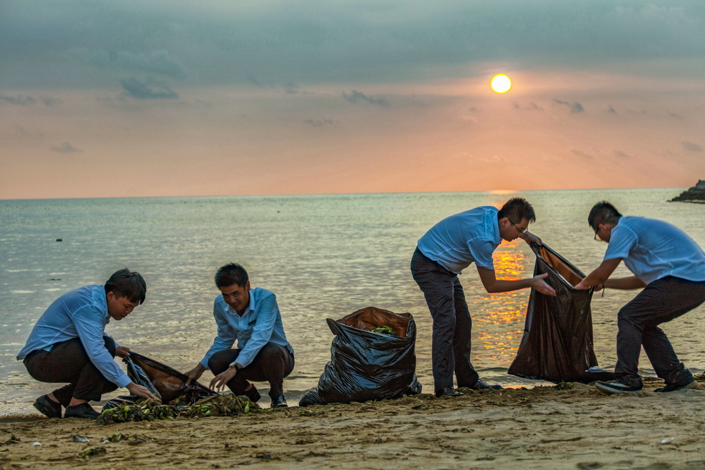 乐东环保志愿者:清理海滩垃圾 保护海洋环境