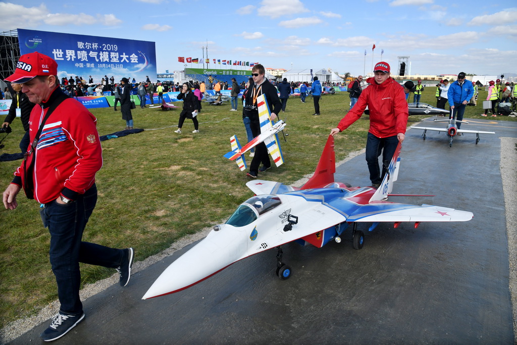 10月14日，选手在开幕式结束后携模型飞机离场。