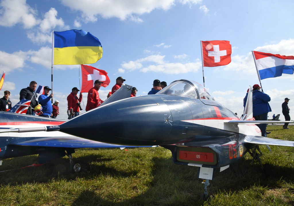 10月14日，各参赛队携模型飞机参加开幕式。