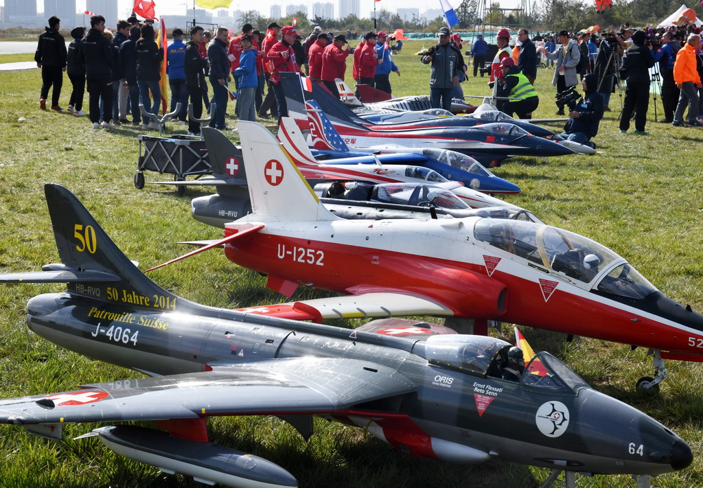 10月14日，各参赛队携模型飞机参加开幕式。