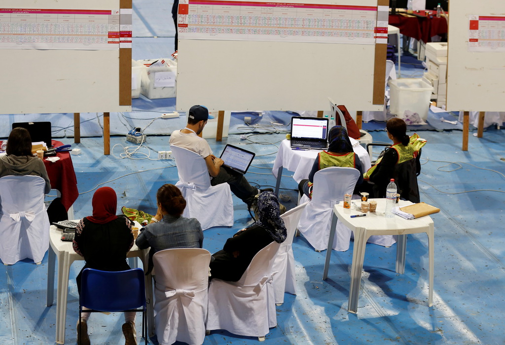 10月14日，在突尼斯首都突尼斯市，工作人員統計總統選舉第二輪投票選票。新華社/路透
