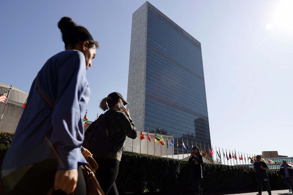 10月14日，人们从位于纽约的联合国总部前走过。