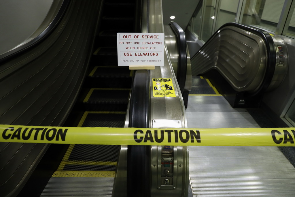 10月14日，在位于纽约的联合国总部，自动扶梯上贴出停运通知。