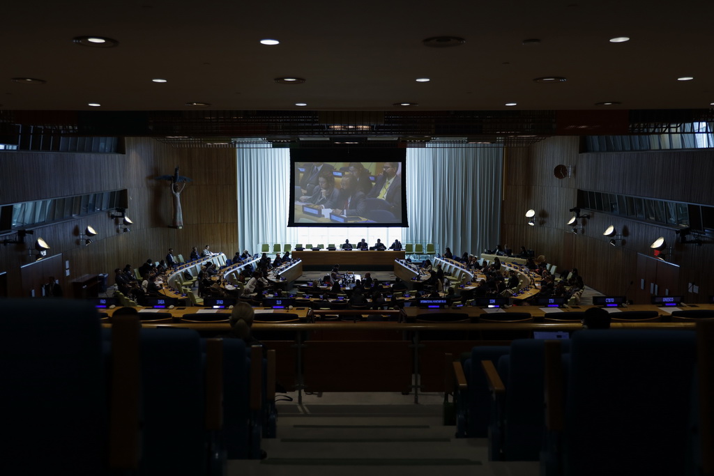 10月14日，在位于纽约的联合国总部，托管理事会会场平日紧闭的窗帘被拉开以增加室内亮度。