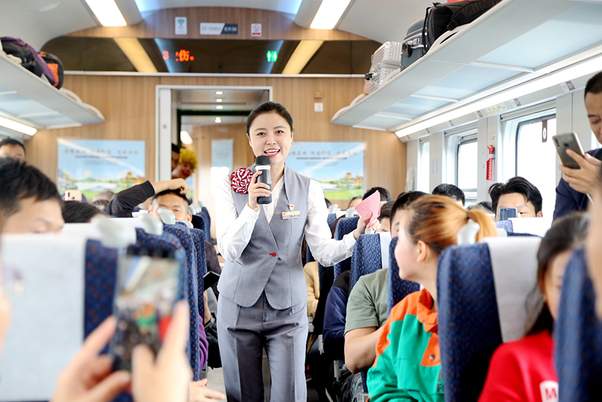 11��56���г�׼ʱ�������ÿ��Ǽ����ؽ�̸��ý���ڳ����ڲɷá����㡢ֱ����������������Ŀ���Ѹ���������ÿ�Ŀ�⣬�г���������Ա�ڳ����ڿ�ʼ�˷ḻ��ʵĻ�ӭ������վ� �㣩