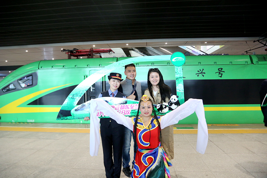 10��15��11��30�����ɶ���վ1վ̨�������������ÿ��Ƿ׷��ó��ֻ��������Ż��塢���塢�ɹ����װ���г�������Ա��Ӱ������վ� �㣩 (1)