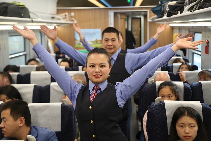 һ�ס���ˮǧɽ�����顷���������г�������Ա�������������赸���ó����ÿ��˷ܵ��������ǡ����վ� �㣩