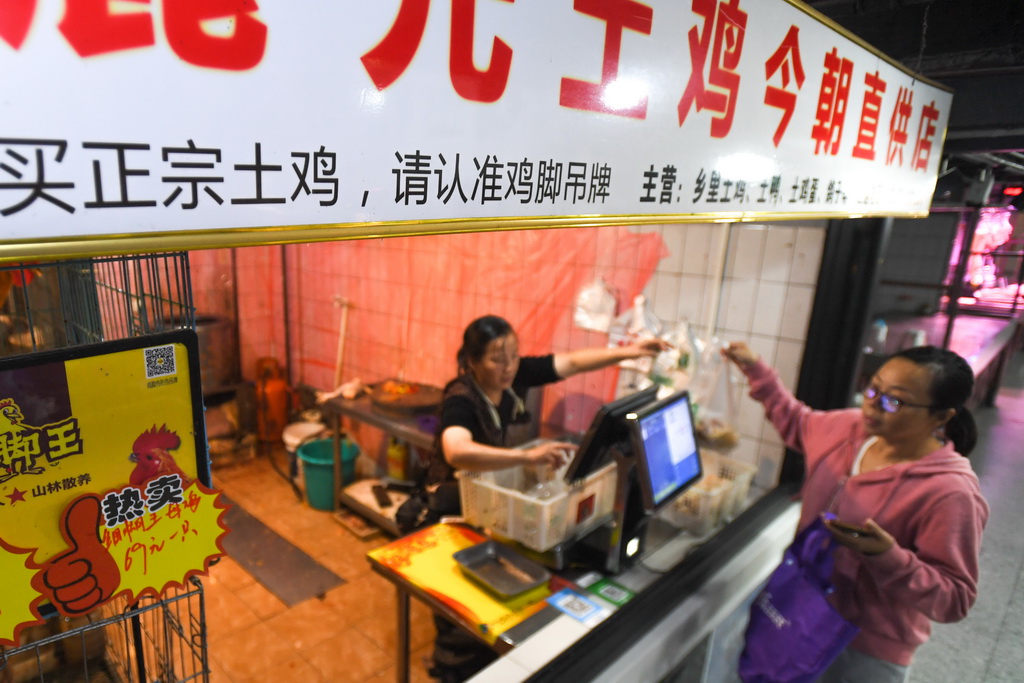 10月15日，市民在今朝星市集智慧農貿市場選購禽類。