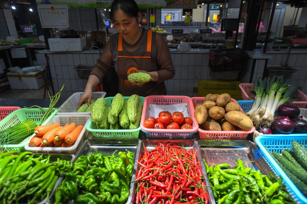 10月15日，今朝星市集智慧農貿市場的經營戶在整理蔬菜。