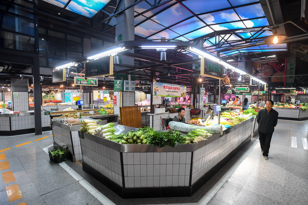 10月15日拍攝的今朝星市集智慧農貿市場內景。