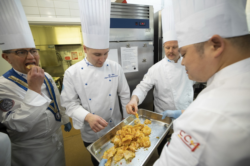 10月14日，在芬兰赫尔辛基的邮政大楼餐厅内，芬兰厨师协会的厨师品尝中国烹饪协会代表团制作的菜品。