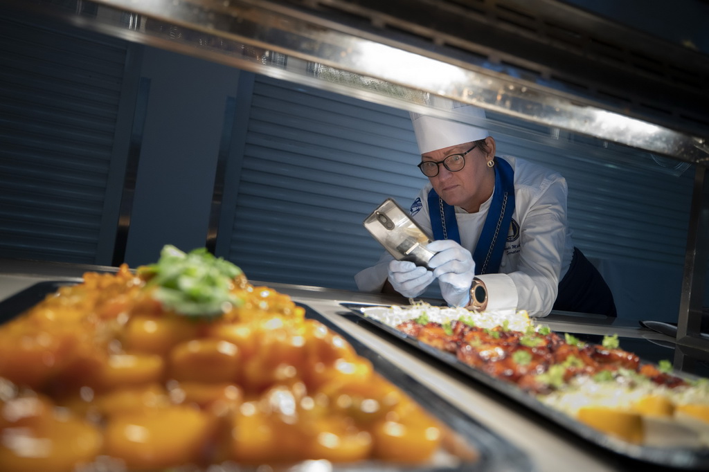 10月14日，在芬蘭赫爾辛基的郵政大樓餐廳內，一名芬蘭廚師協會的廚師為中國烹飪協會代表團制作的食物拍照留念。