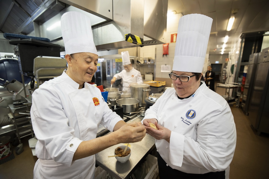 10月14日，在芬兰赫尔辛基的邮政大楼餐厅内，中芬两国厨师进行厨艺交流。