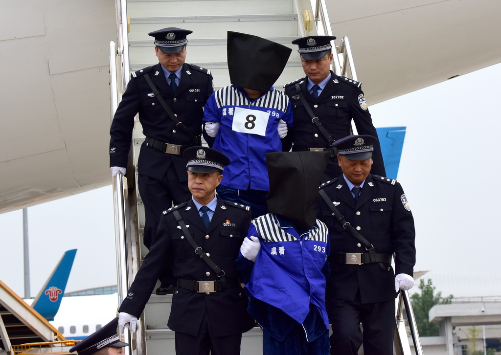 10月15日，在鄭州市新鄭國際機場，犯罪嫌疑人被押解下飛機。