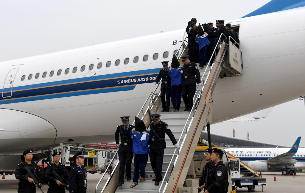10月15日，在鄭州市新鄭國際機場，犯罪嫌疑人被押解下飛機。
