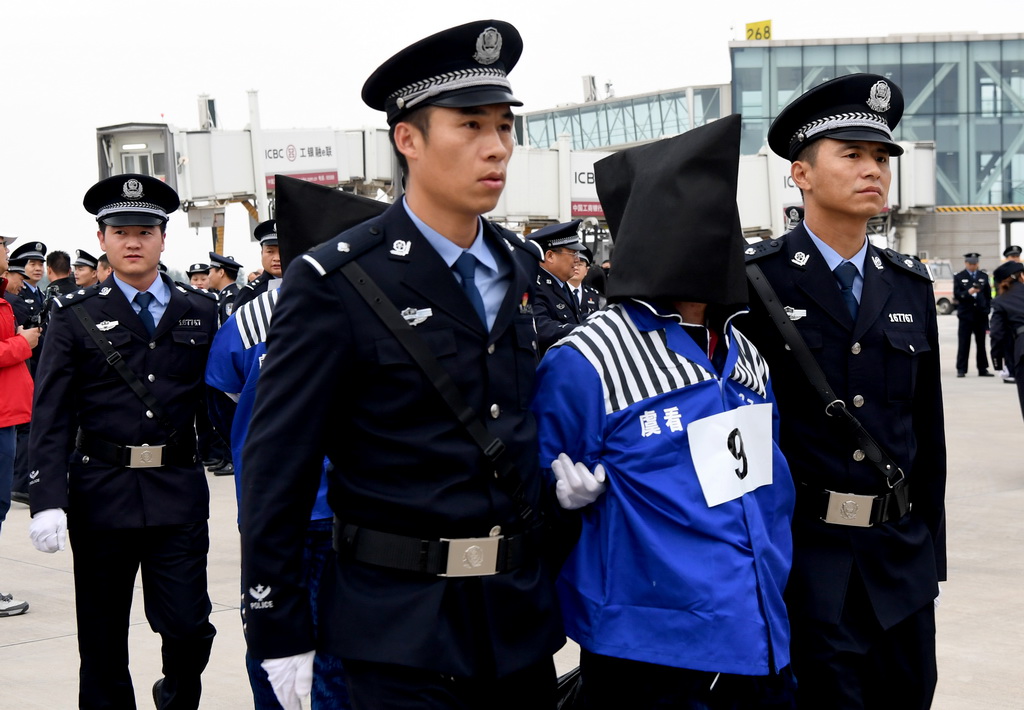 10月15日，在鄭州市新鄭國際機場，犯罪嫌疑人被押解回國。
