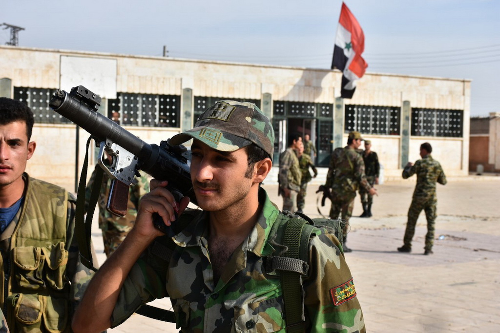 10月15日，在敘利亞北部曼比季，敘利亞政府軍士兵進駐一處軍事基地。