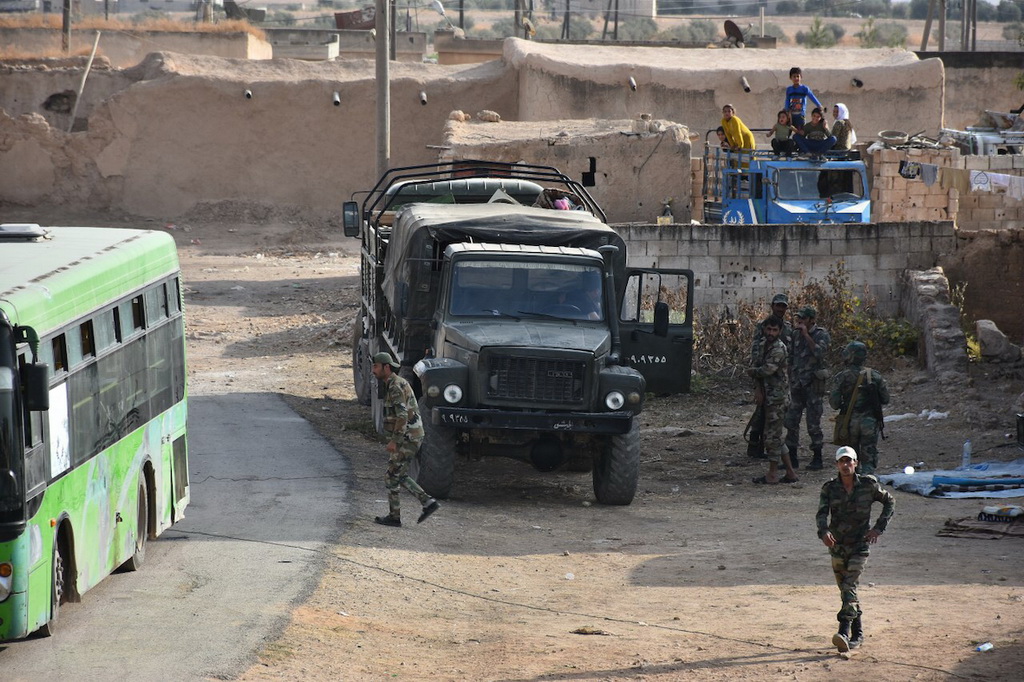 10月15日，在敘利亞北部曼比季，敘利亞政府軍士兵進駐一處軍事基地。