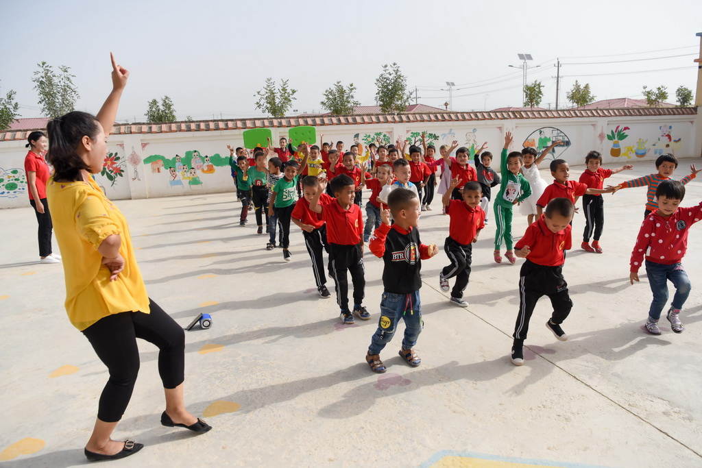 在新疆和田地區策勒縣小康新區幼兒園，老師帶領孩子們做課間操（9月2日攝）。