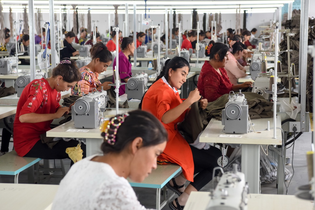 在新疆喀什地區澤普縣一家服裝公司，工人在制作服裝（8月17日攝）。