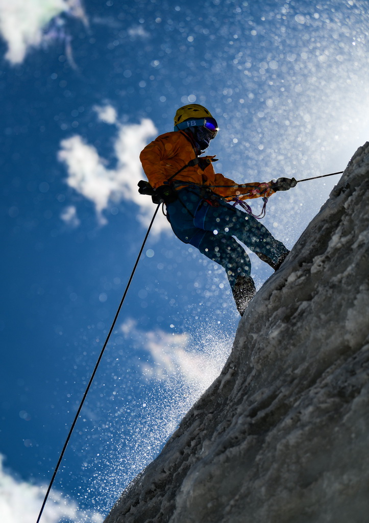 10月15日，一名登山愛好者在洛堆峰進行冰雪訓練。新華社記者 普布扎西 攝
