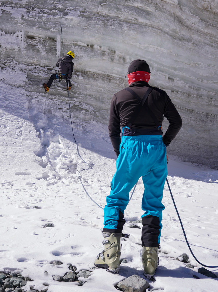 10月15日，一名登山教練（右）在指導登山愛好者進行訓練。新華社發（孫非 攝）