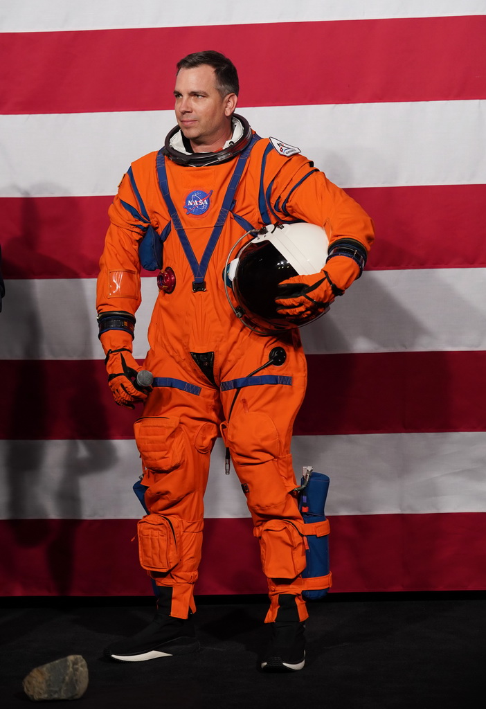 10月15日，在美國華盛頓美航天局總部，一名工程師展示新一代宇航服。