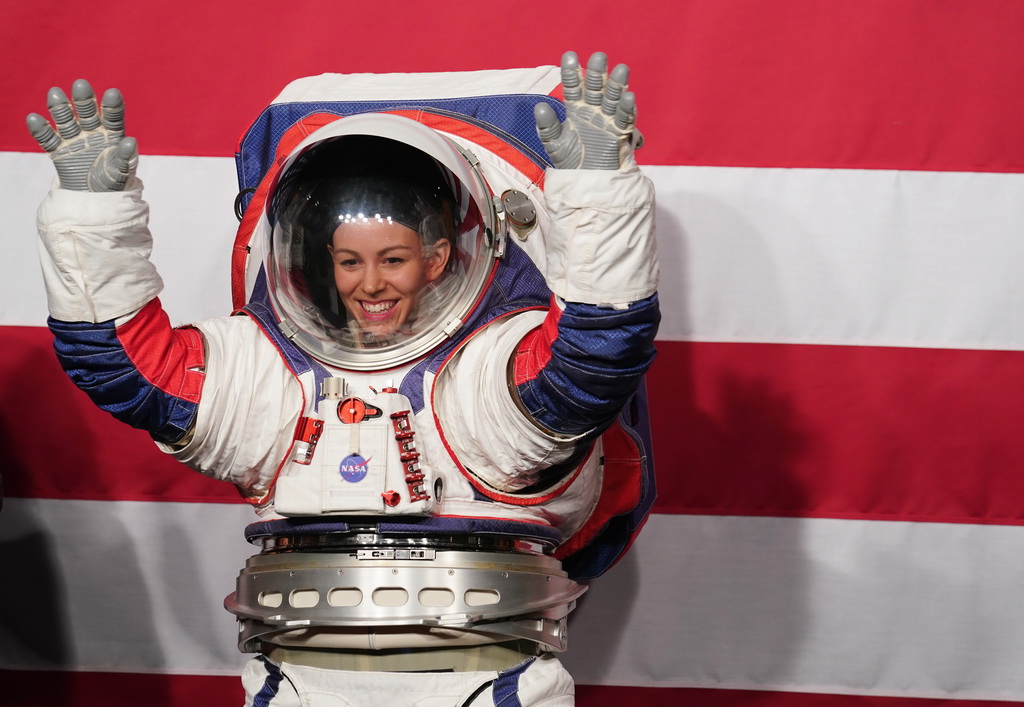 10月15日，在美國華盛頓美航天局總部，一名身穿新一代宇航服的工程師演示舉手動作。