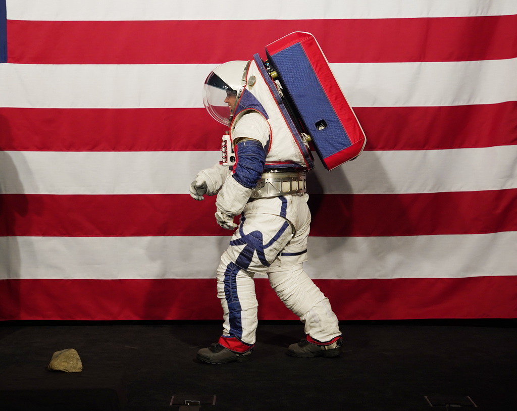 10月15日，在美國華盛頓美航天局總部，一名身穿新一代宇航服的工程師演示行走動作。