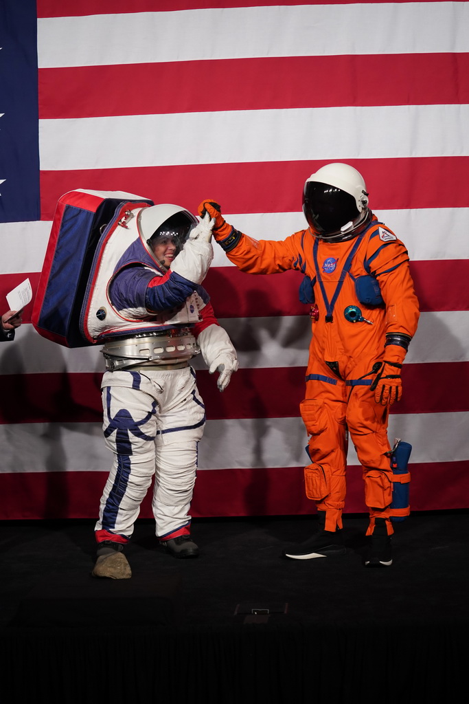 10月15日，在美國華盛頓美航天局總部，兩名工程師展示新一代宇航服。