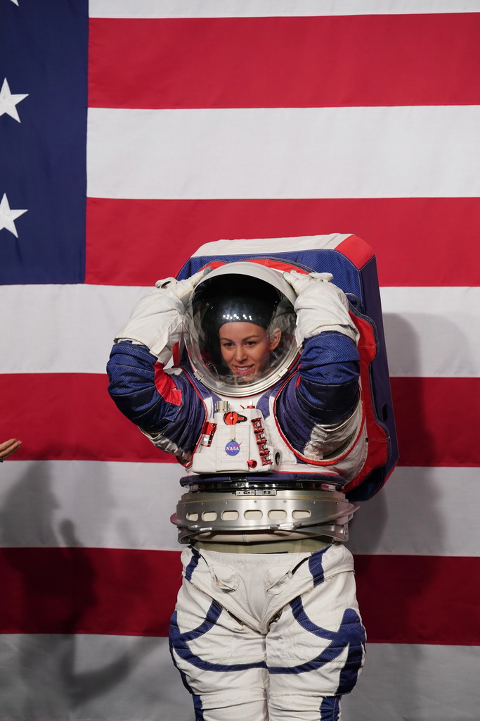 10月15日，在美國華盛頓美航天局總部，一名身穿新一代宇航服的工程師在演示觸碰頭盔動作。
