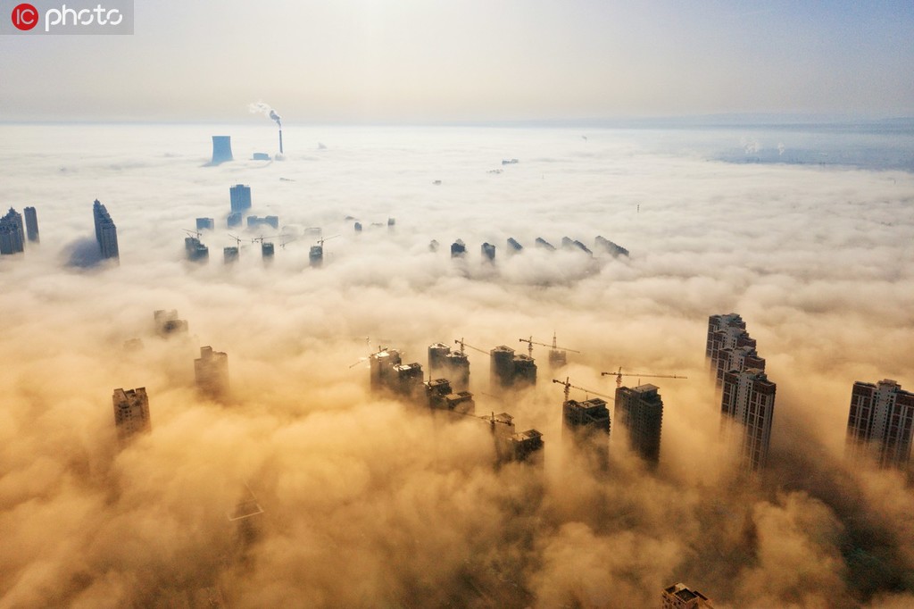 甘肃武威出现大雾天气 建筑物飘渺如海市蜃楼