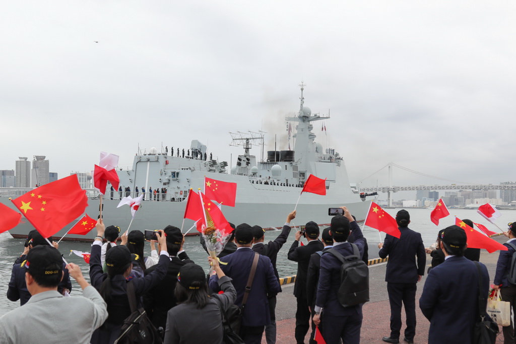10月16日，在日本東京晴海碼頭，人們歡送中國海軍太原艦。
